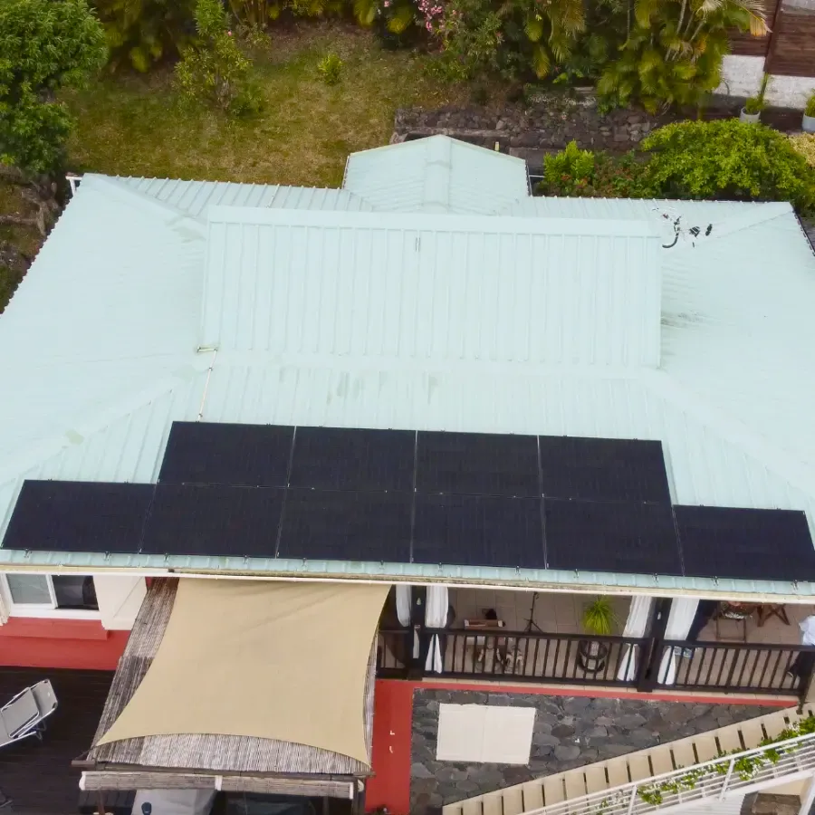 Panneaux solaires sur une maison à la Réunion