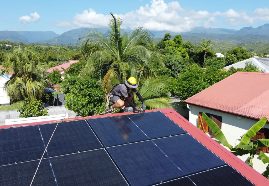 Installation de panneaux solaires sur une maison à La Réunion, dans le contexte de la baisse des aides photovoltaïques KAP’Photovoltaïque.